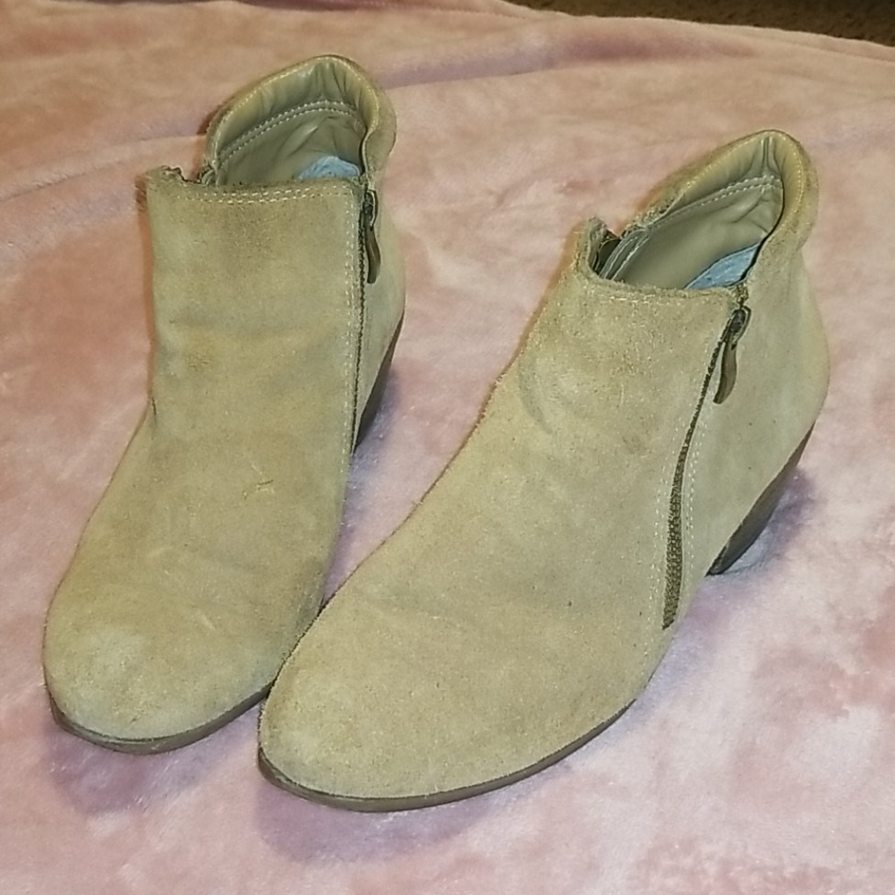 Ankle books